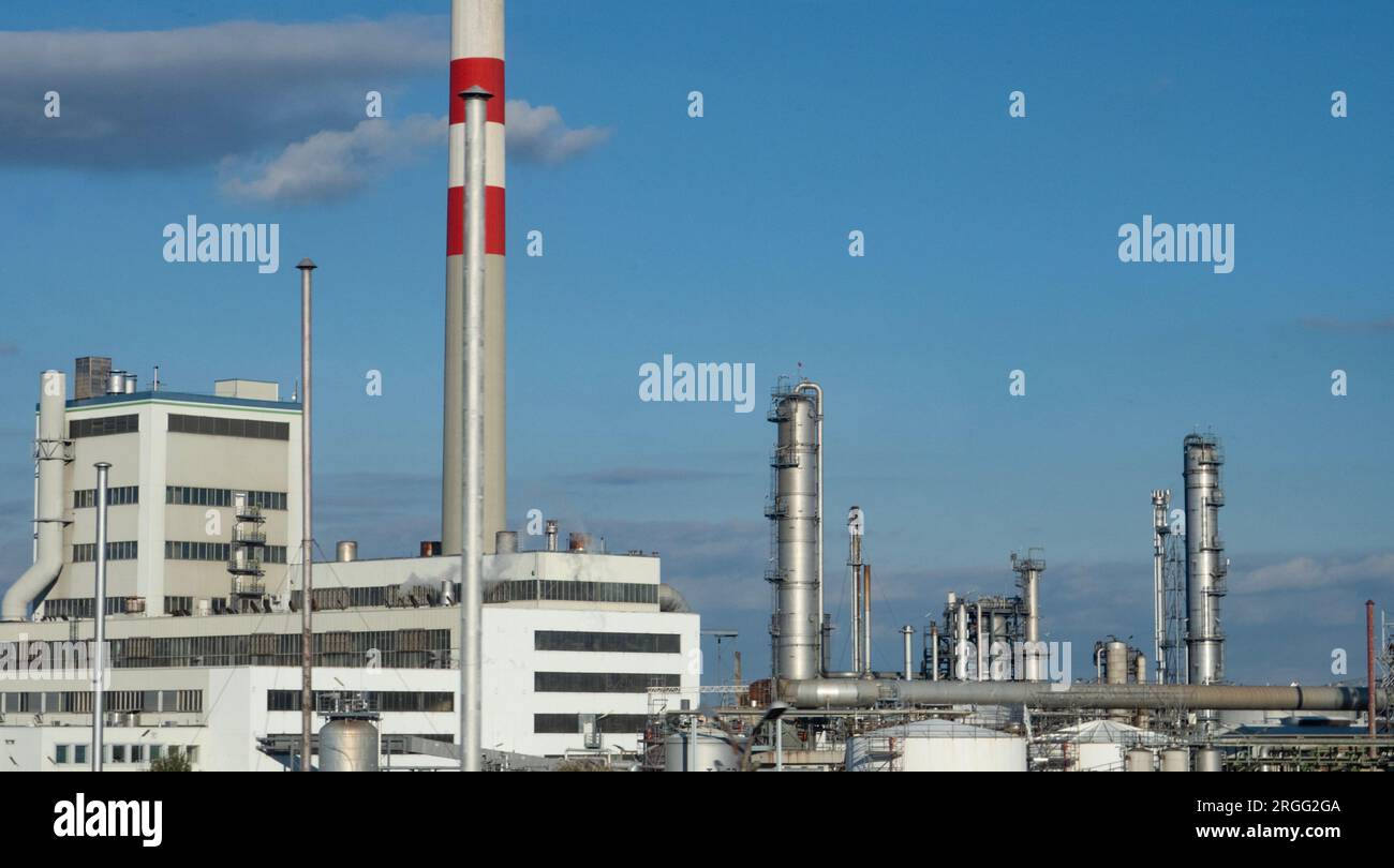 Impianto industriale petrolchimico di proprietà di OMV AG alla periferia di Vienna, Austria Foto Stock