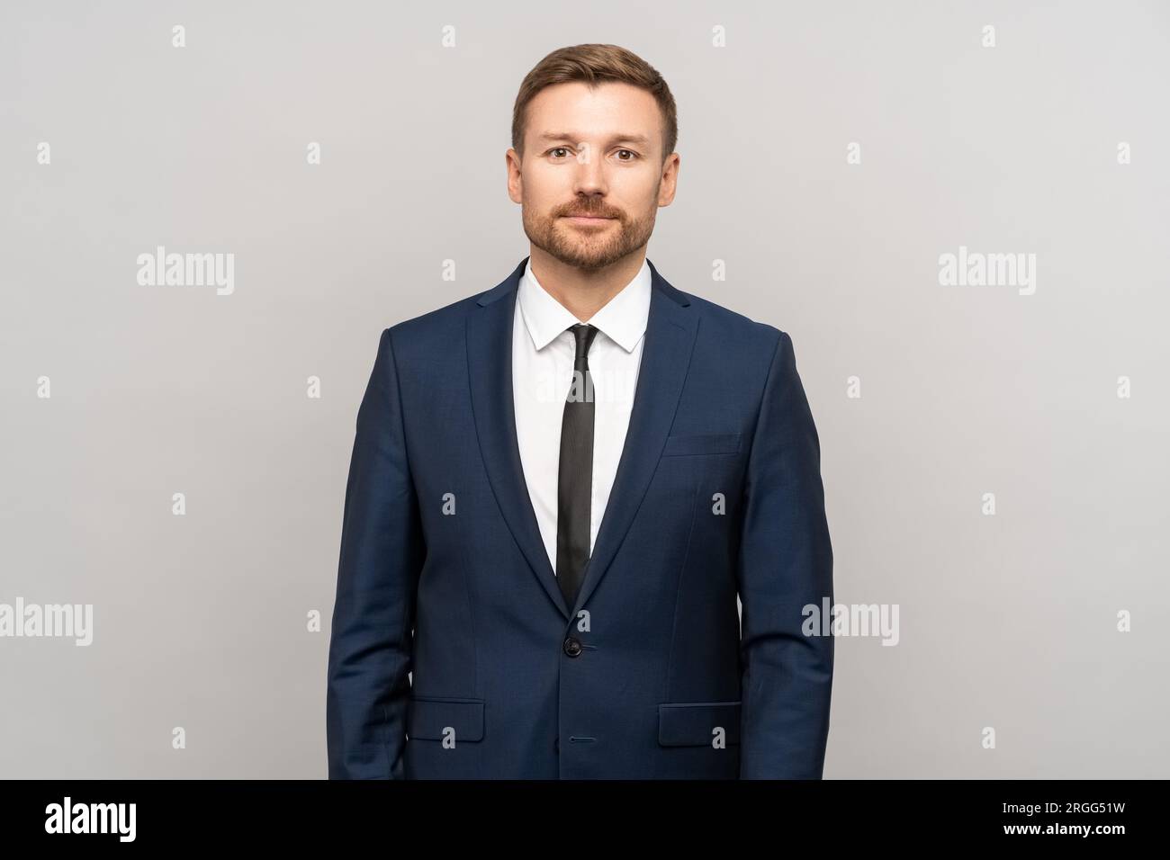 Giovane uomo d'affari in ufficio vestito isolato su sfondo grigio. Dipendente novellino inesperto Foto Stock