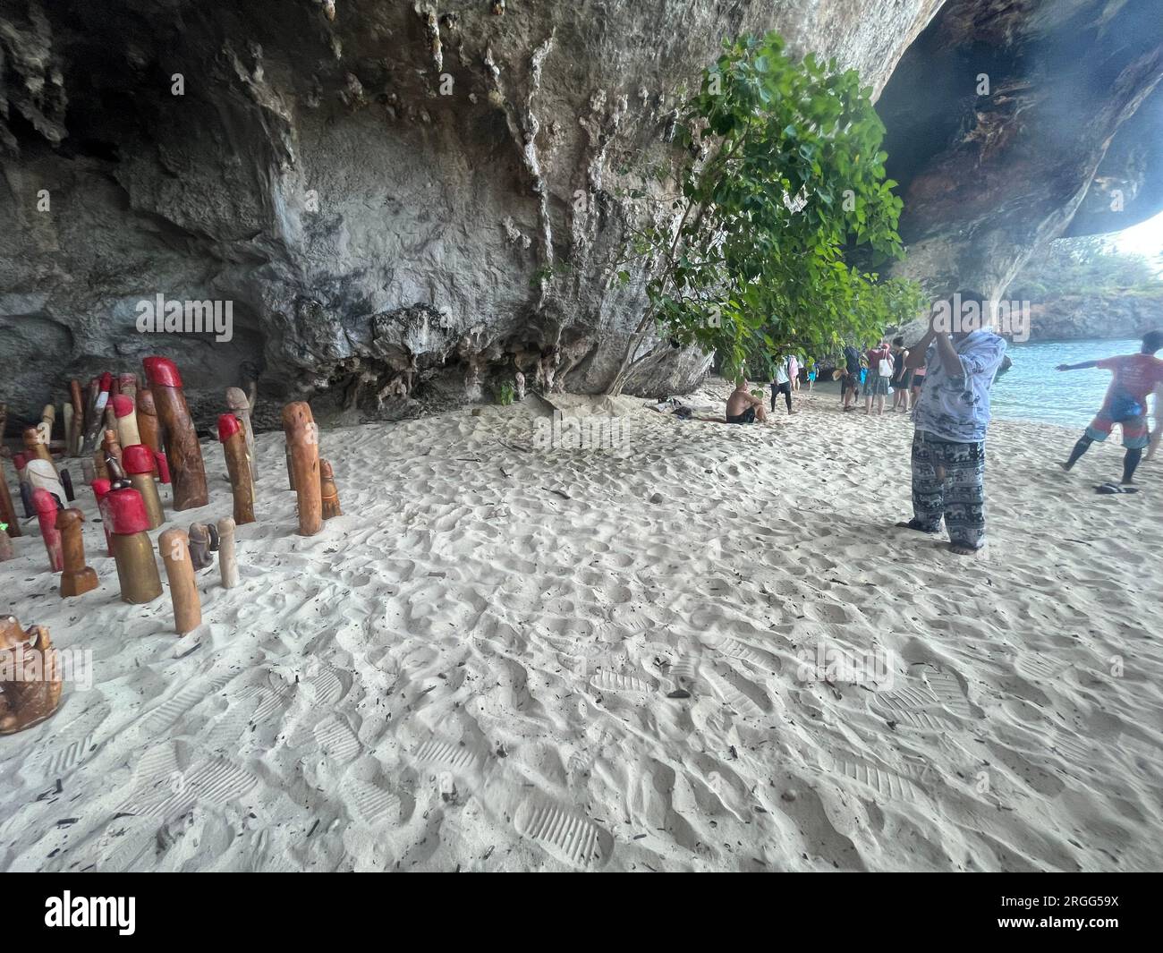 Peni di legno alla grotta di Phra nang, Krabi, Thailandia Foto stock - Alamy