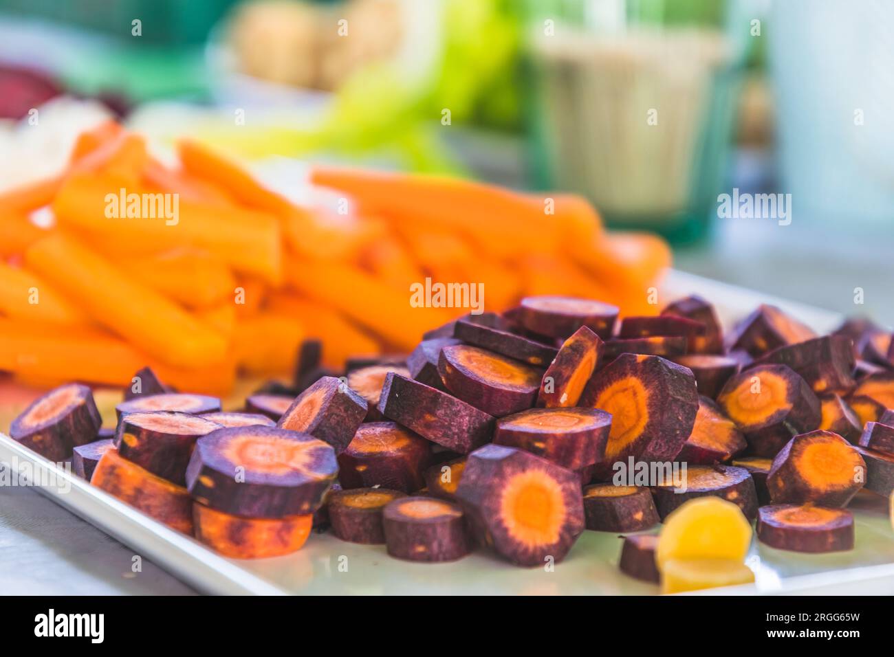 Varie carote e altre verdure tagliate a pezzetti come piatto di verdure crude Foto Stock