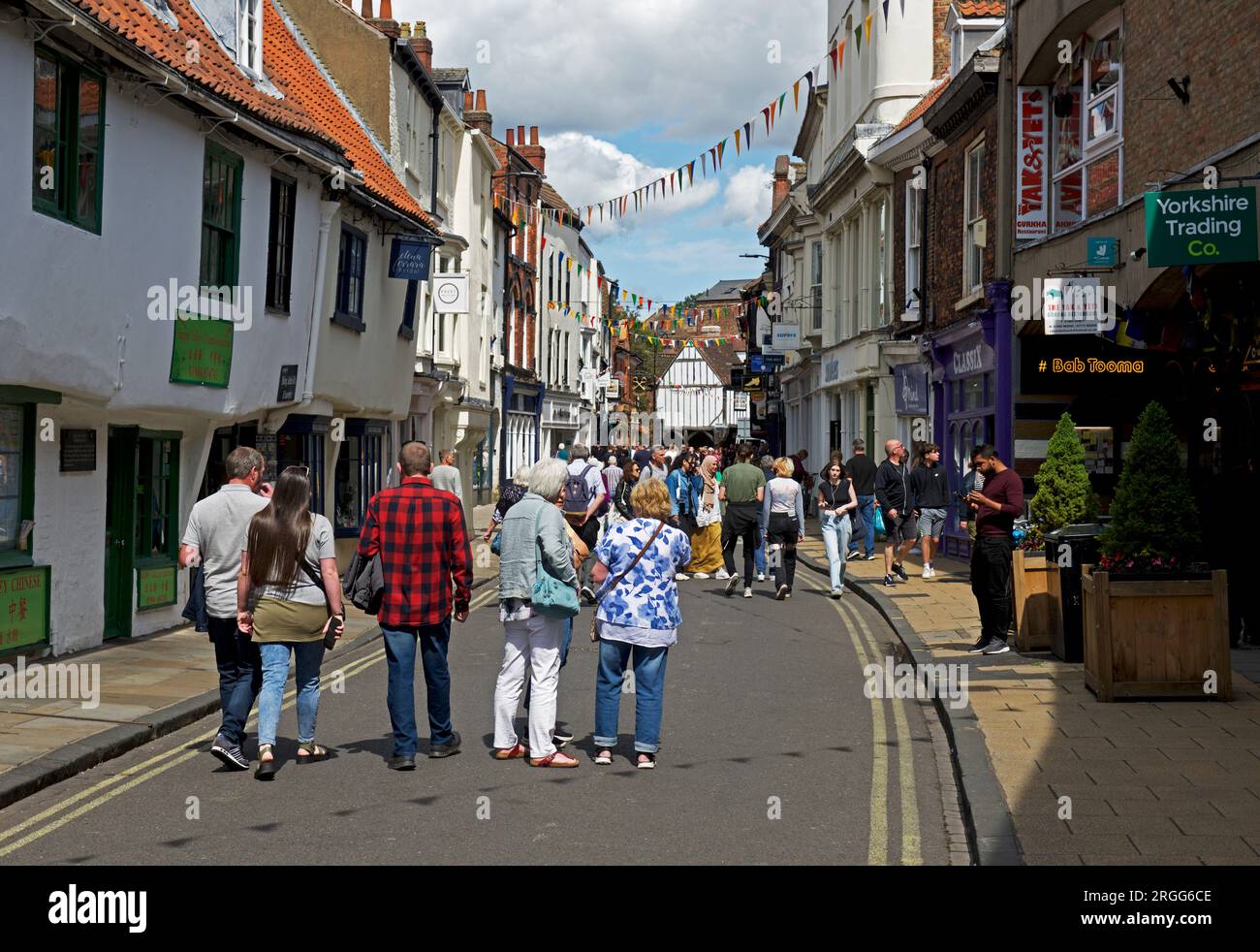 Turisti ed edifici medievali, a Goodramgate, York, North Yorkshire, Inghilterra, REGNO UNITO Foto Stock