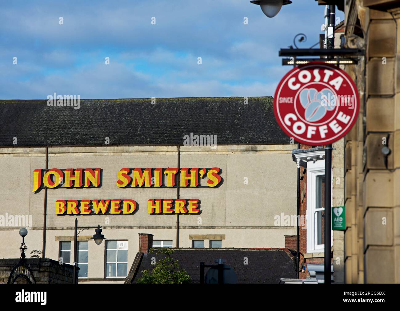 Costa Coffee e John Smith's Brewery a Tadcaster, North Yorkshire, Inghilterra, Regno Unito Foto Stock