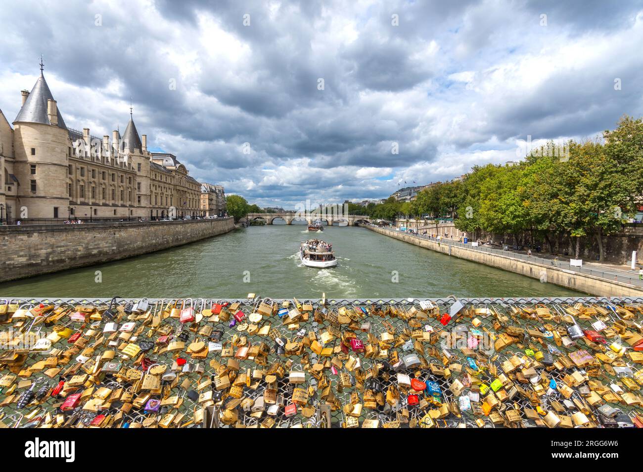 "Love Locks" sul pannello che attraversa la Senna, Parigi, Francia. Foto Stock