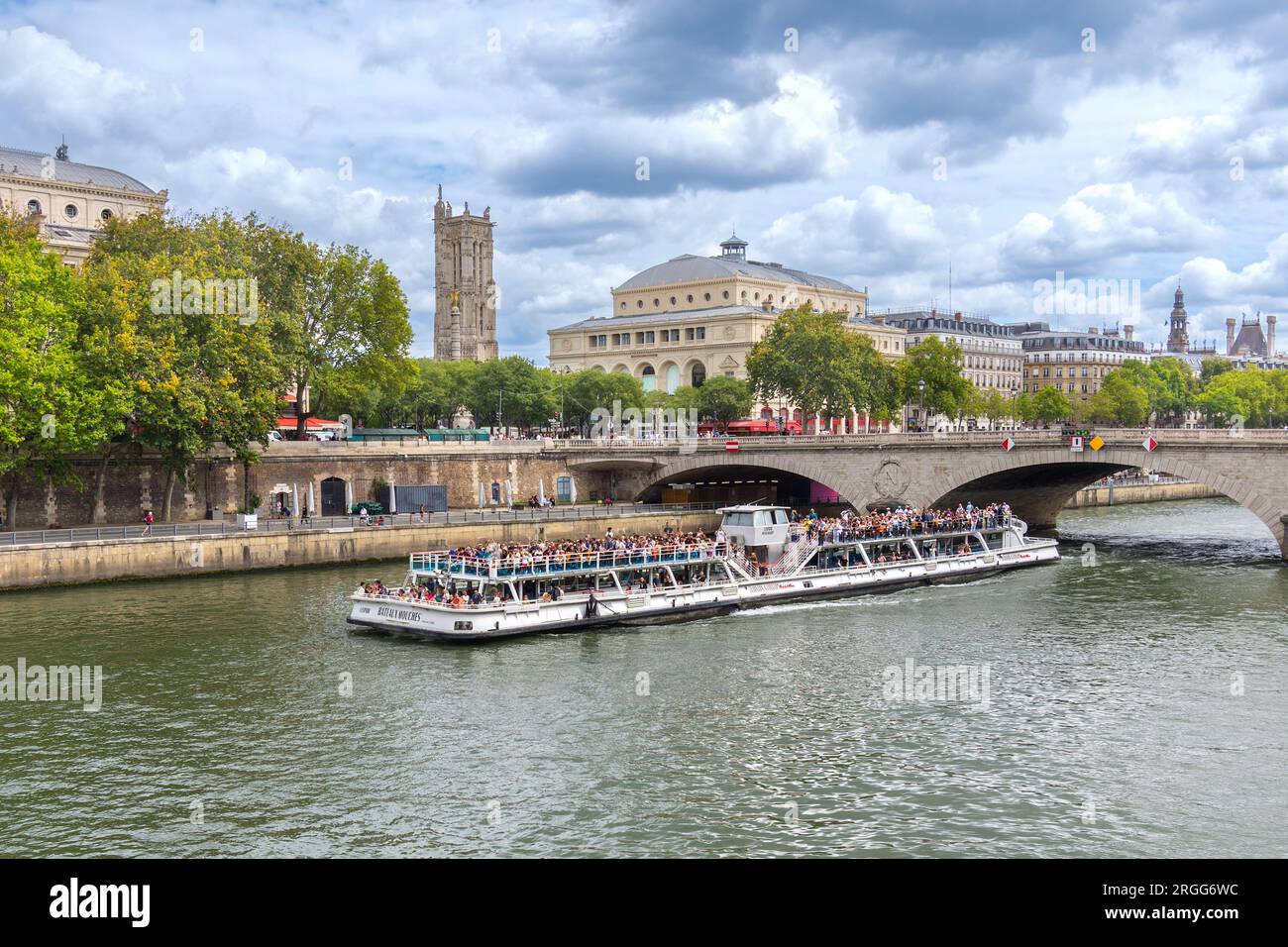 Turisti e turisti navigano lungo la Senna nel centro di Parigi a bordo del bateau mouche "l'Espoir". Foto Stock
