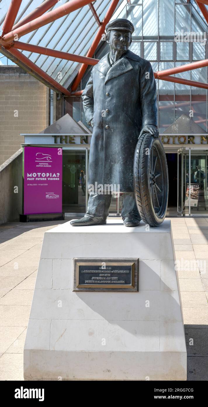 Statua commemorativa di Edward Montagu - III barone Montagu di Beaulieu - all'ingresso del National Motor Museum, Beaulieu, New Forest, Hampshire, Regno Unito Foto Stock