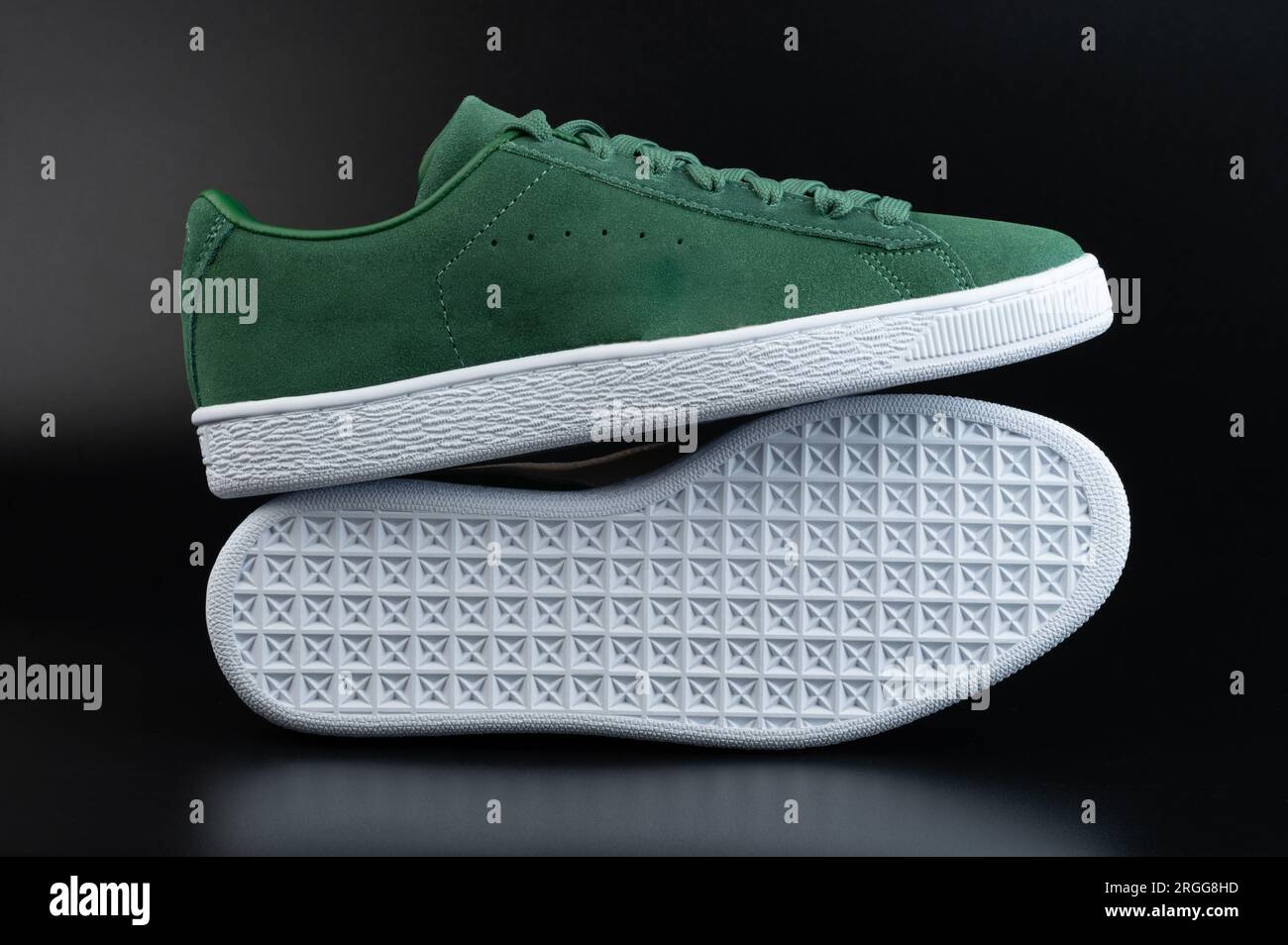 Comode scarpe con grippy con suola bianca isolate su sfondo nero dello studio Foto Stock