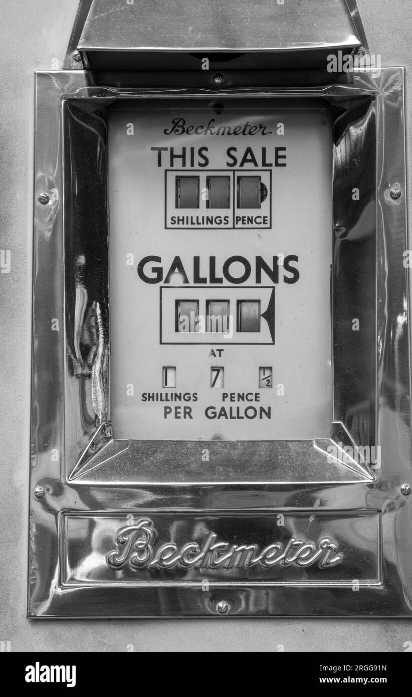 Pompa di benzina d'epoca in mostra al National Motor Museum, Beaulieu, New Forest, Hampshire, Inghilterra, REGNO UNITO. Foto Stock