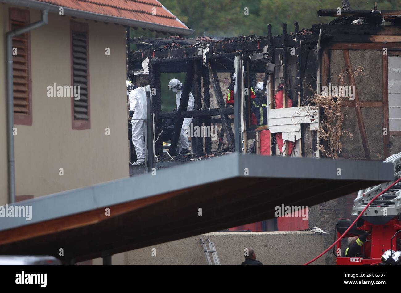 Wintzenheim, Francia. 9 agosto 2023. I vigili del fuoco sono al lavoro dopo un incendio scoppiato in una casa per disabili a Wintzenheim, vicino a Colmar, nella Francia orientale, il 9 agosto 2023. Undici persone sono rimaste uccise quando un incendio ha distrutto un paio di case vacanza annesse che ospitavano persone con disabilità mentali in una pittoresca città della Francia orientale il mercoledì mattina presto. Foto di Vincent Voegtlin/ABACAPRESS.COM Credit: Abaca Press/Alamy Live News Foto Stock