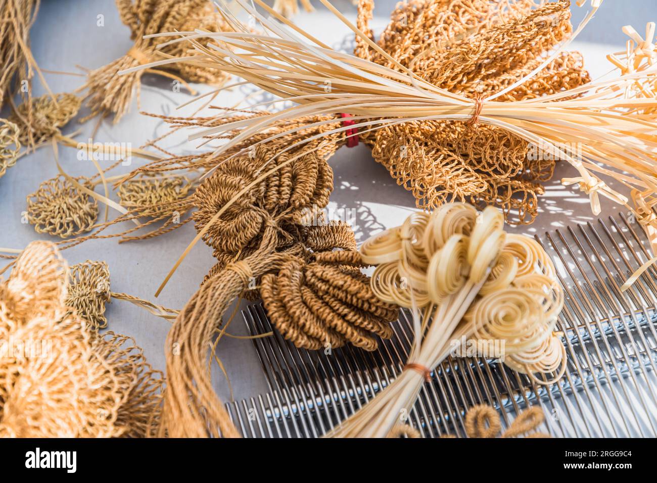Vari materiali, sisal, rafia, cavi, per la realizzazione di tavoli, decorazioni per pareti e finestre Foto Stock