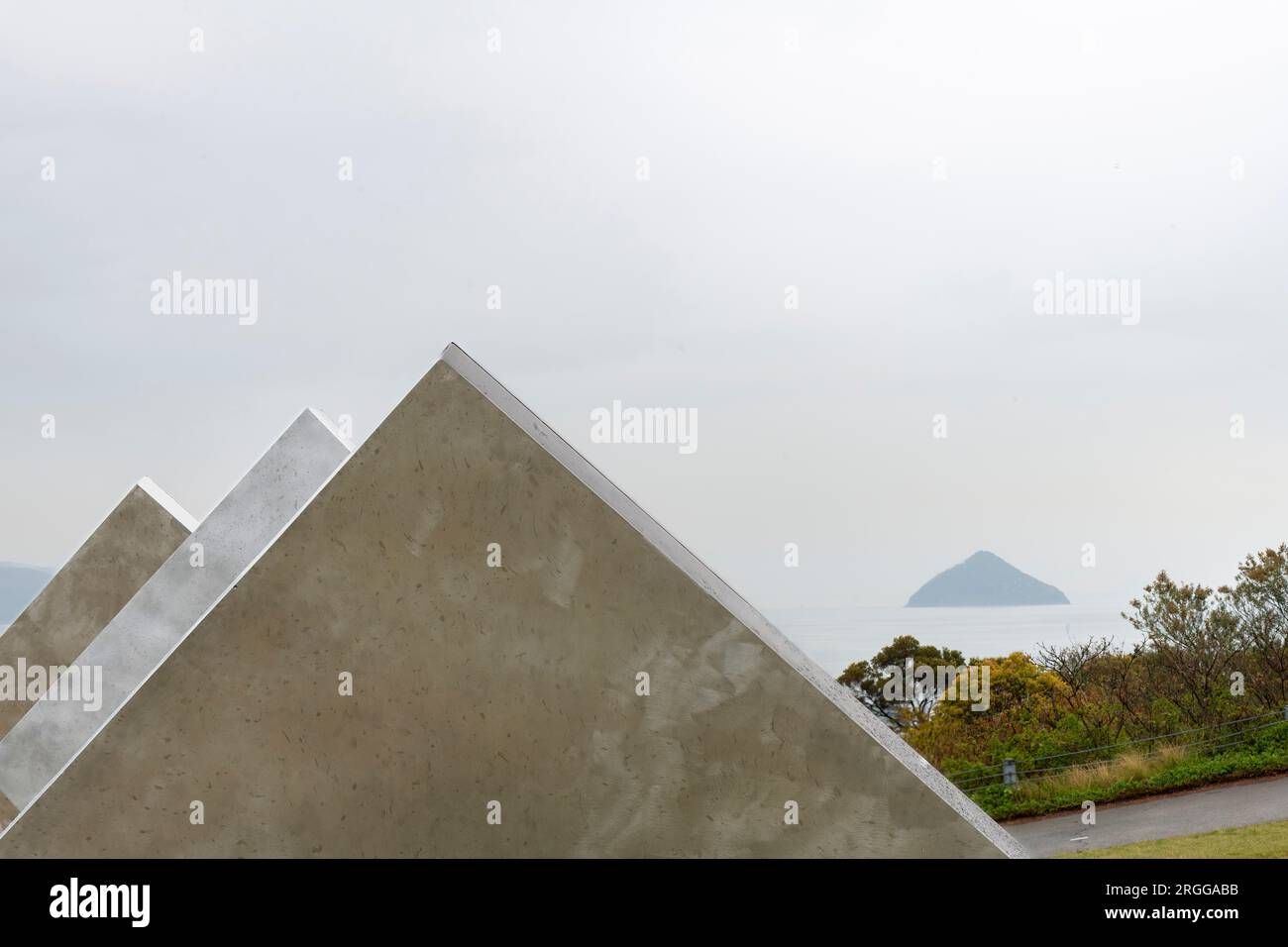 mare interno di seto, tre piazze, opere d'arte, rickey, artista, verticale, george, esterni, diagonale, litorale, riva, acqua, seto, punto di riferimento, all'aperto, spiaggia Foto Stock