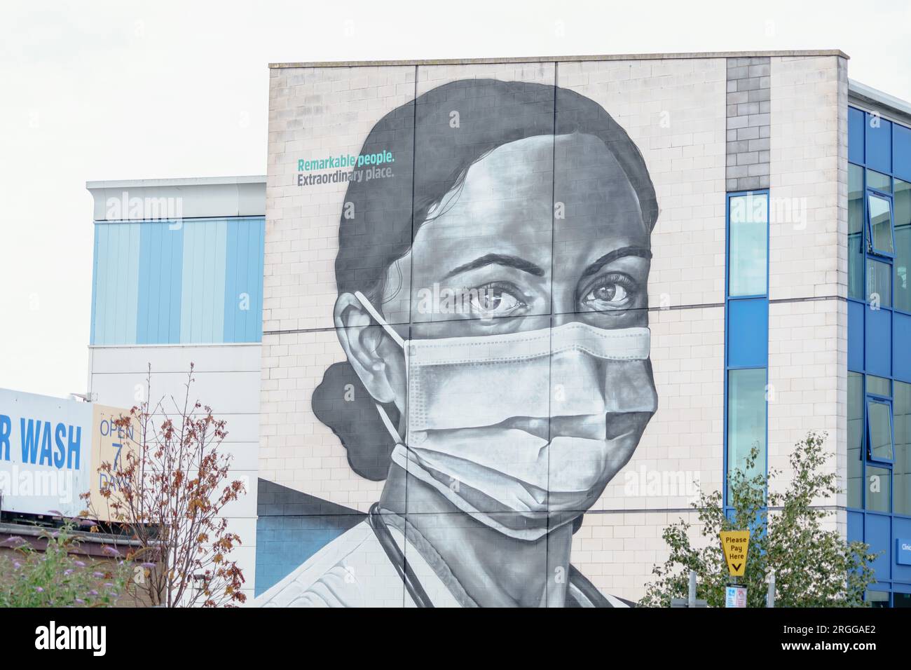 Hull Royal Infirmary, Hull, E. Yorkshire. 9 agosto 2023. Una visita della Commissione per la qualità della cura a fine aprile ha rilevato che le condizioni dell'infermeria reale di Hull erano «caotiche e non adatte allo scopo». Il CQC ha declassato l'ospedale a «inadeguato». I capi hanno accettato la relazione «nella sua interezza» e stanno lavorando per migliorare tutte le sezioni dell’assistenza (in particolare i servizi di maternità, come evidenziato). NELLA FOTO: Murale sull'All of the Eye Hospital (che ospita il "addestramento in casa") che commemora coloro che sono morti a Hull durante la pandemia di covid. Bridget Catterall AlamyLiveNews. Foto Stock