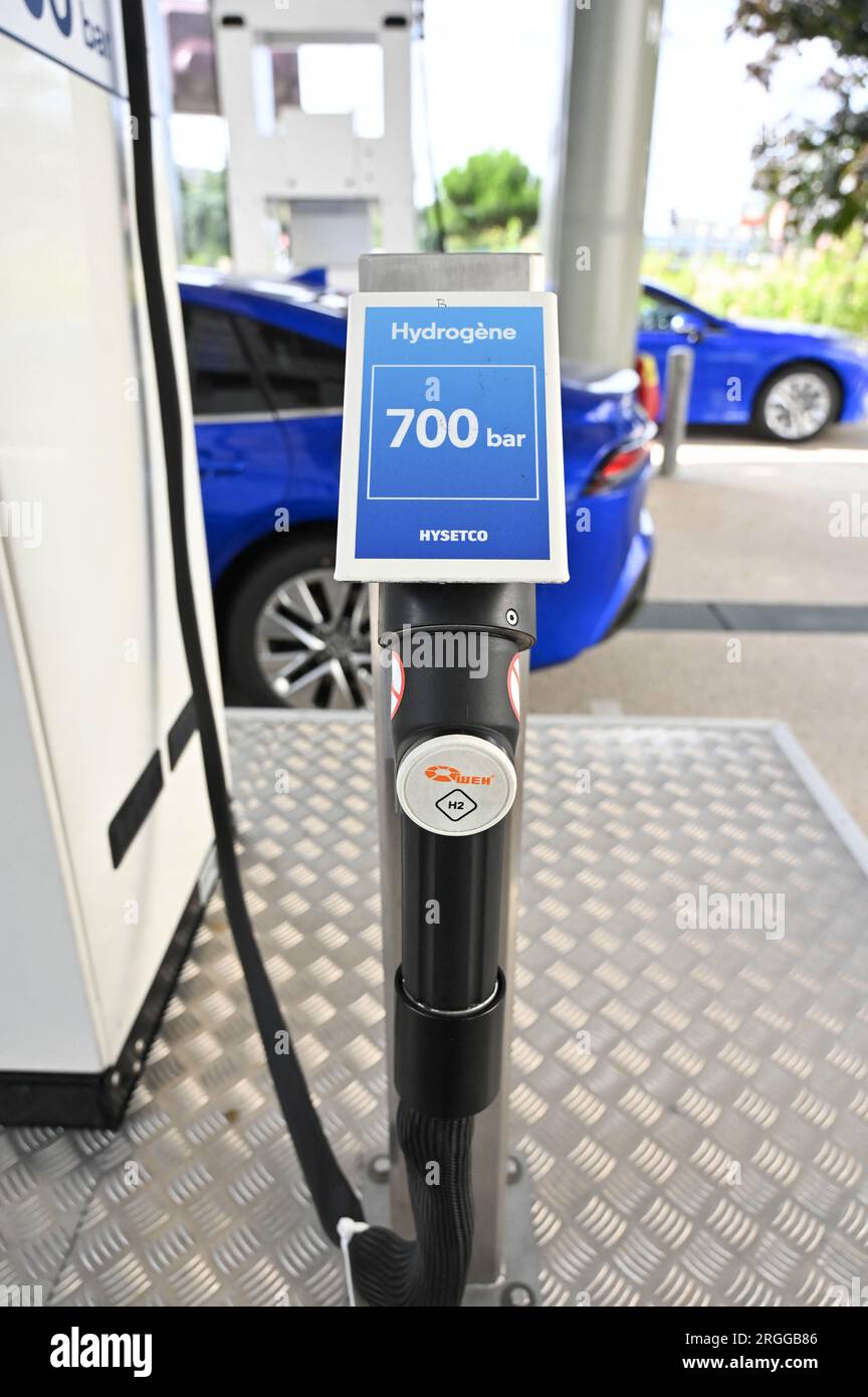 Parigi, Francia. 9 agosto 2023. Stazione di produzione e distribuzione dell'idrogeno Hysetco per veicoli leggeri e pesanti a 350 e 700 bar, una prima in Francia e in Europa, a Parigi, porte de Saint-Cloud il 9 agosto 2023. Foto di Tomas Stevens/ABACAPRESS.COM credito: Abaca Press/Alamy Live News Foto Stock