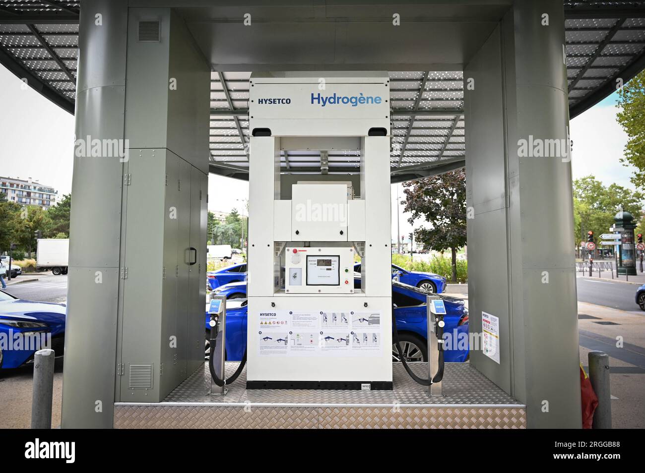 Parigi, Francia. 9 agosto 2023. Stazione di produzione e distribuzione dell'idrogeno Hysetco per veicoli leggeri e pesanti a 350 e 700 bar, una prima in Francia e in Europa, a Parigi, porte de Saint-Cloud il 9 agosto 2023. Foto di Tomas Stevens/ABACAPRESS.COM credito: Abaca Press/Alamy Live News Foto Stock