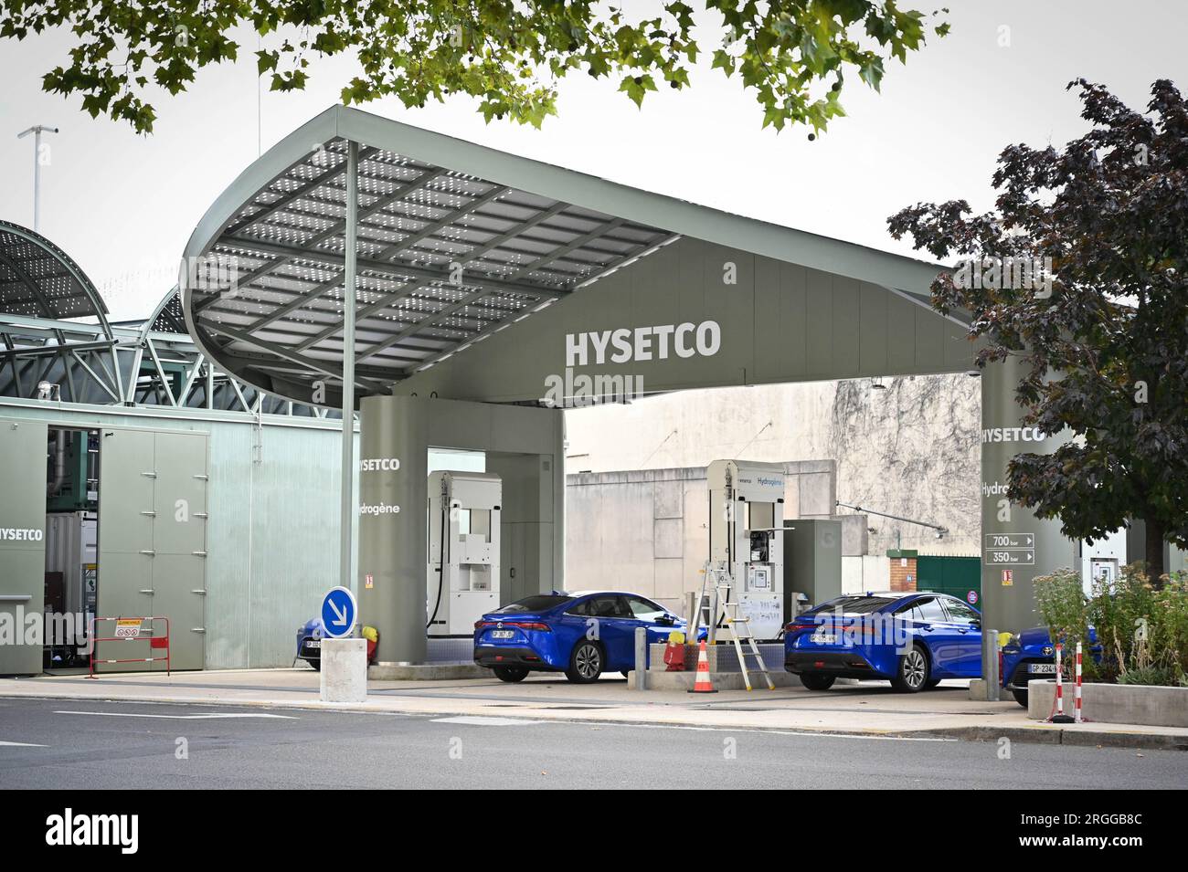 Parigi, Francia. 9 agosto 2023. Stazione di produzione e distribuzione dell'idrogeno Hysetco per veicoli leggeri e pesanti a 350 e 700 bar, una prima in Francia e in Europa, a Parigi, porte de Saint-Cloud il 9 agosto 2023. Foto di Tomas Stevens/ABACAPRESS.COM credito: Abaca Press/Alamy Live News Foto Stock