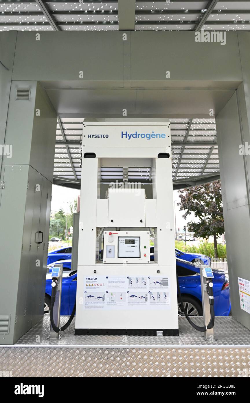 Parigi, Francia. 9 agosto 2023. Stazione di produzione e distribuzione dell'idrogeno Hysetco per veicoli leggeri e pesanti a 350 e 700 bar, una prima in Francia e in Europa, a Parigi, porte de Saint-Cloud il 9 agosto 2023. Foto di Tomas Stevens/ABACAPRESS.COM credito: Abaca Press/Alamy Live News Foto Stock