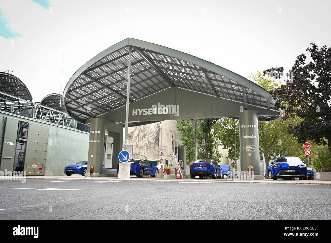 Parigi, Francia. 9 agosto 2023. Stazione di produzione e distribuzione dell'idrogeno Hysetco per veicoli leggeri e pesanti a 350 e 700 bar, una prima in Francia e in Europa, a Parigi, porte de Saint-Cloud il 9 agosto 2023. Foto di Tomas Stevens/ABACAPRESS.COM credito: Abaca Press/Alamy Live News Foto Stock