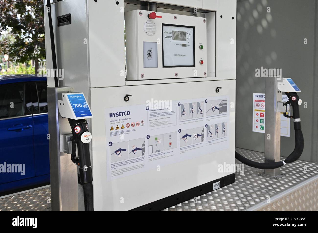 Parigi, Francia. 9 agosto 2023. Stazione di produzione e distribuzione dell'idrogeno Hysetco per veicoli leggeri e pesanti a 350 e 700 bar, una prima in Francia e in Europa, a Parigi, porte de Saint-Cloud il 9 agosto 2023. Foto di Tomas Stevens/ABACAPRESS.COM credito: Abaca Press/Alamy Live News Foto Stock