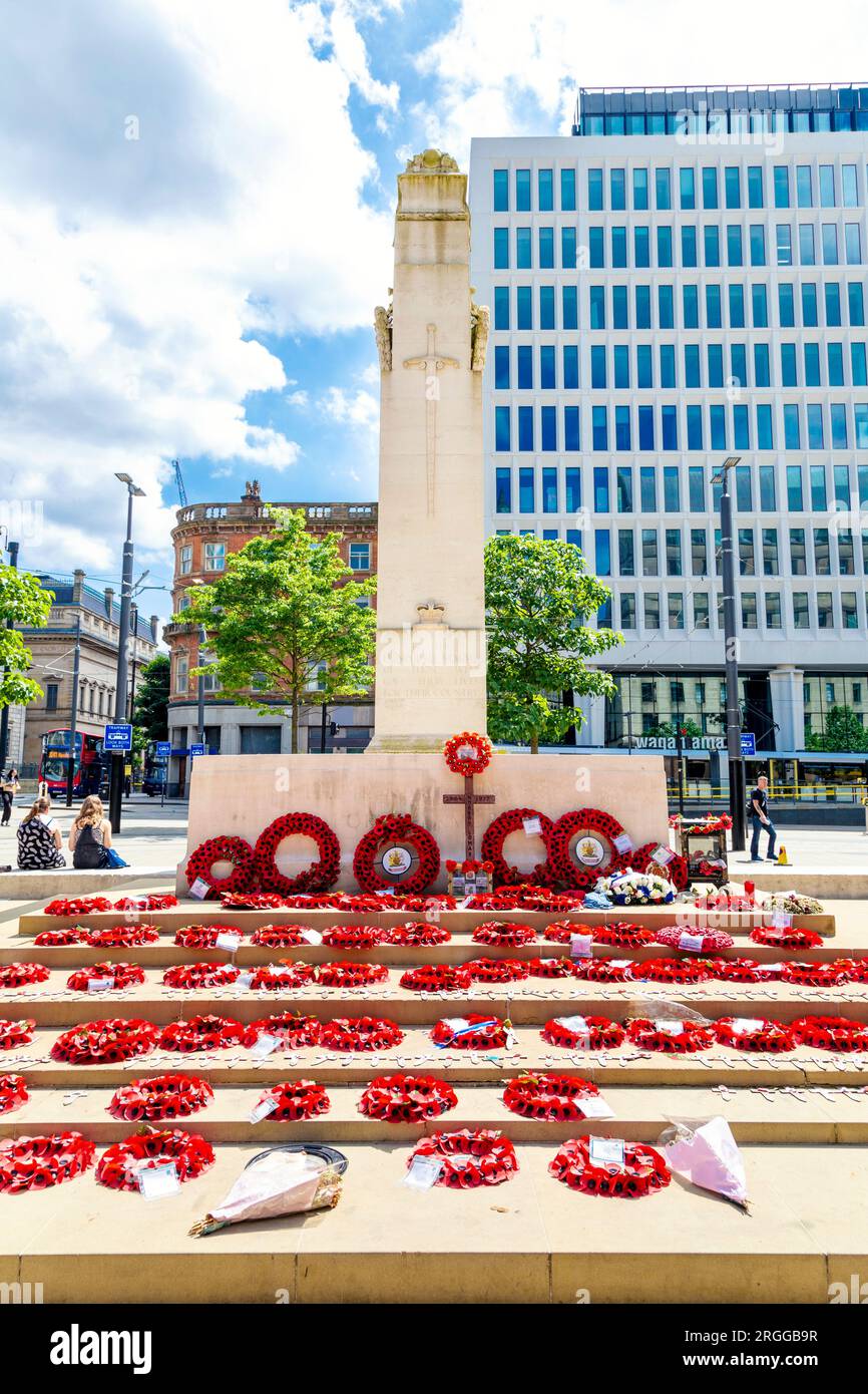 Memoriale del cenotafio di Manchester con corone di papavero posate St Peter's Square, Manchester, Inghilterra, Regno Unito Foto Stock