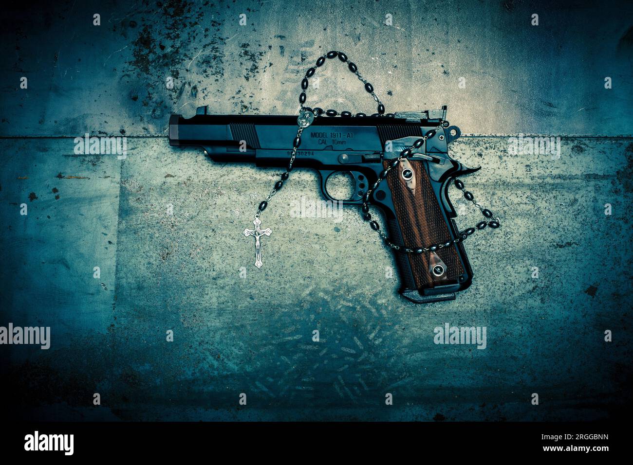 pistola e rosario sulla copertina del libro di sfondo metallico Foto Stock