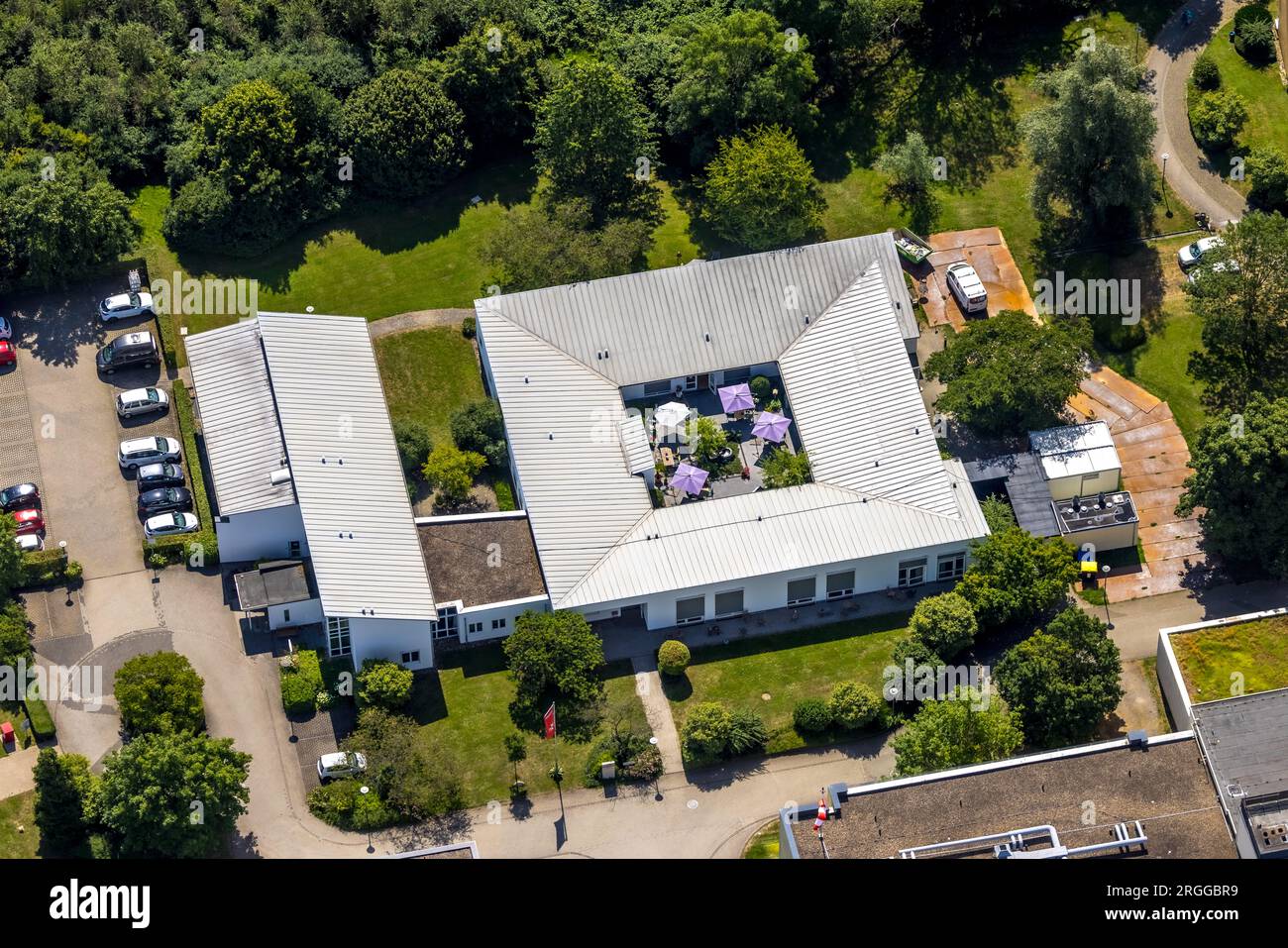 Vista aerea, Malteser Hospizzentrum St Raffaello, con ombrelloni nel cortile, Huckingen, Duisburg, Ruhr, Renania settentrionale-Vestfalia, Germania Foto Stock