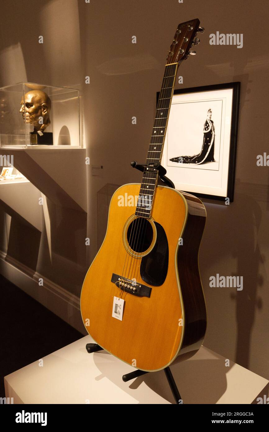 Chitarra acustica - in asta alla mostra Sotheby's Freddie Mercury: A World of His Own Foto Stock