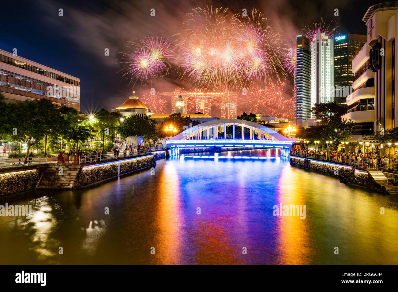 Singapore. 9 agosto 2023. I fuochi d'artificio illuminano il cielo durante la National Day Parade al Padang di Singapore il 9 agosto 2023. Singapore ha tenuto una Parata della giornata Nazionale il mercoledì per celebrare il suo 58° anniversario a Padang, un campo da gioco aperto vicino all'iconica Marina Bay, con uno spettacolo militare, spettacoli e fuochi d'artificio. Crediti: Poi Chih Wey/Xinhua/Alamy Live News Foto Stock