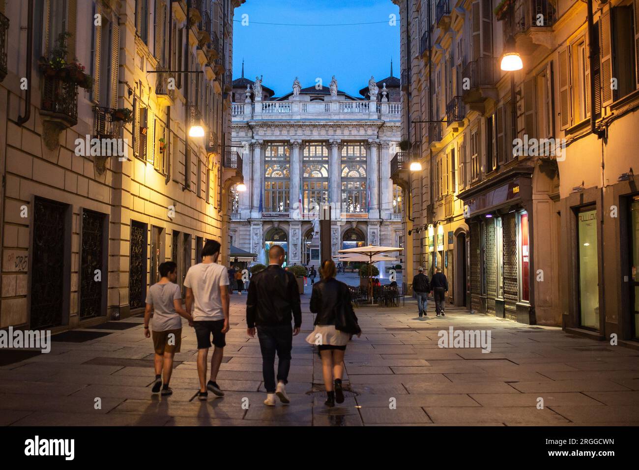 Torino, Italia - 23 maggio 2018: Persone non identificate che passeggiano per le strade di Torino, Italia. Foto Stock