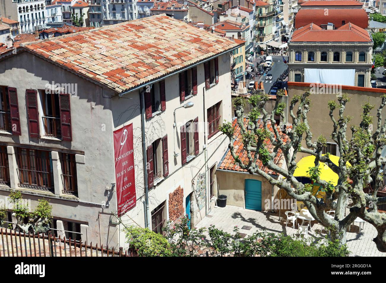L'Association des Beaux Arts de Cannes si affaccia sulla vivace città moderna da una strada che conduce alla cima di le Suquet, la storica città vecchia di Cannes Foto Stock