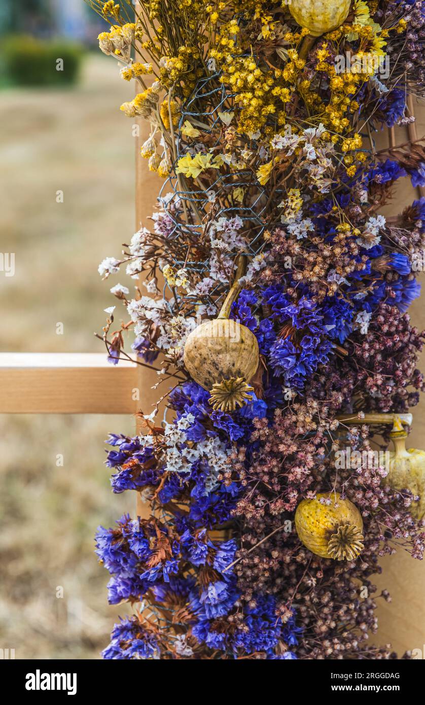 Bella decorazione di fiori secchi su una trave di legno, verticale Foto Stock