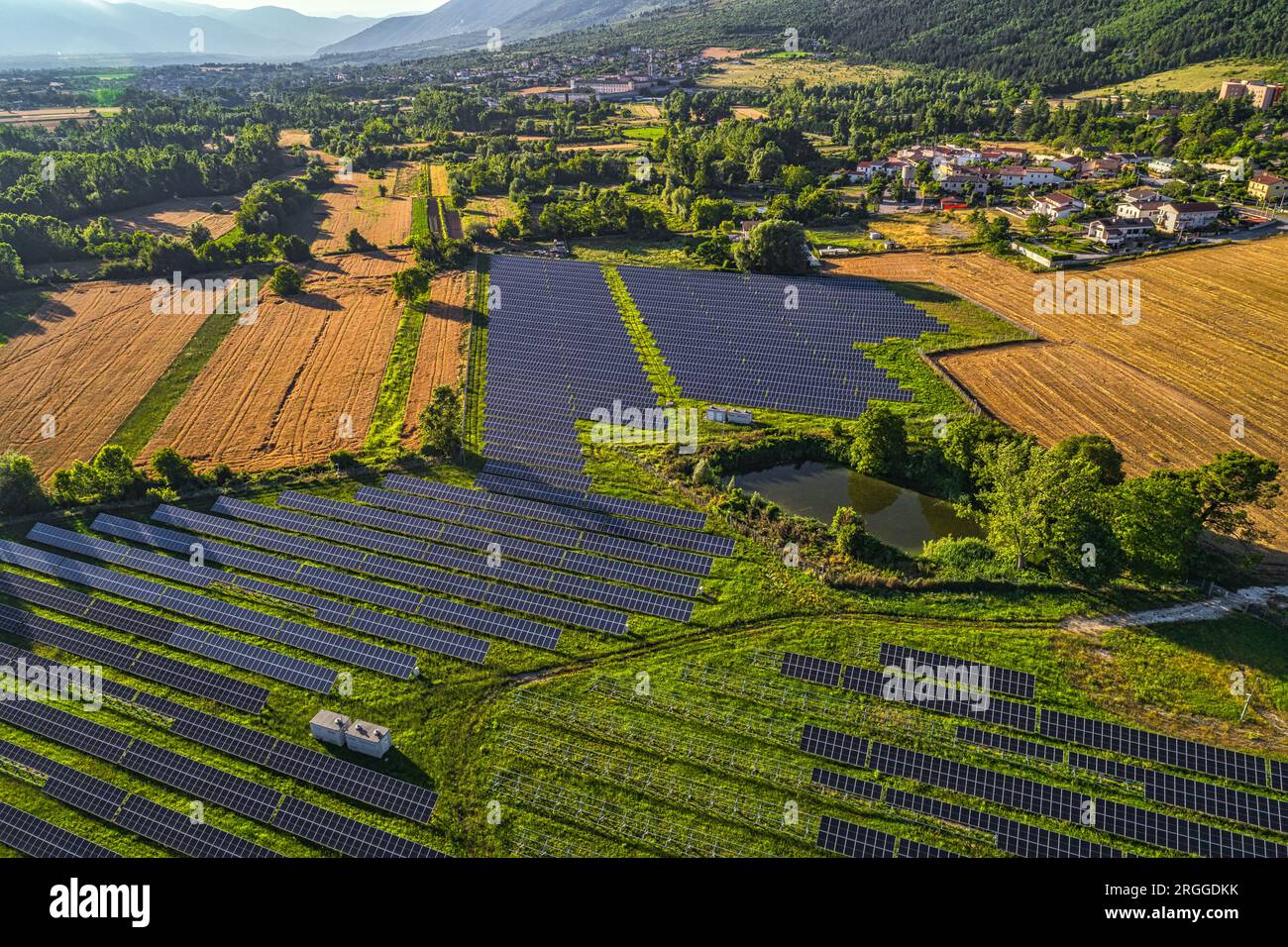 Settore dei pannelli solari per la produzione di energia rinnovabile e non inquinante. Abruzzo, Italia, Europa Foto Stock