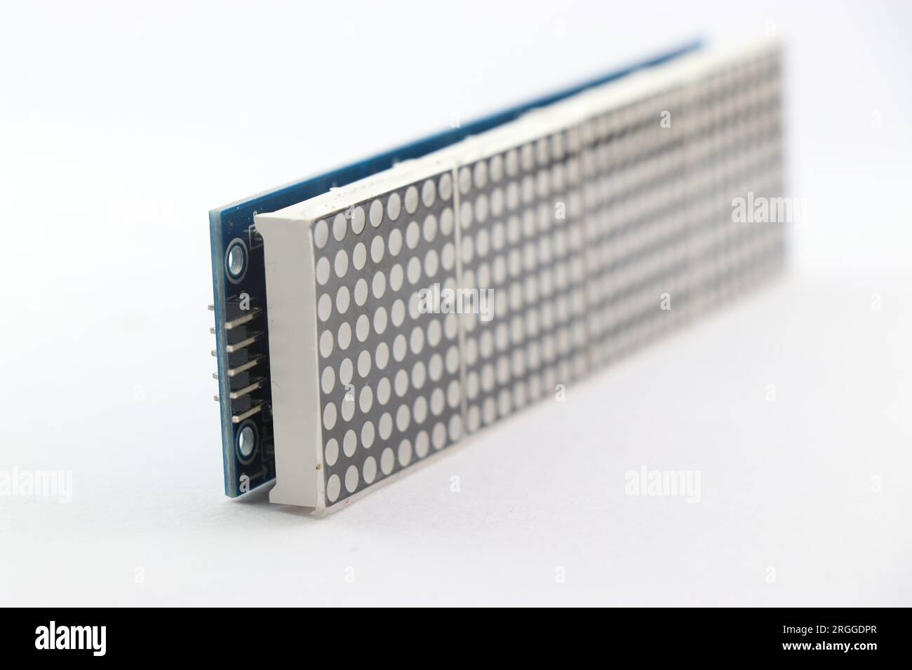 Vista dei pin dal display a matrice di punti a LED 8x64 che può essere interfacciato con microcontrollori programmabili Foto Stock