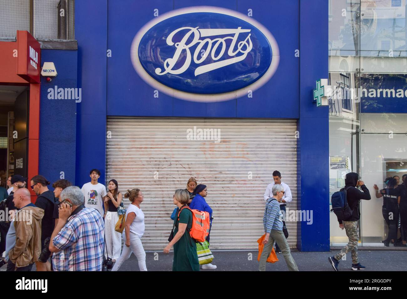 Londra, Inghilterra, Regno Unito. 9 agosto 2023. Alcuni negozi hanno chiuso brevemente su Oxford Street dopo un post sui social media, secondo quanto riferito, hanno organizzato un evento di taccheggio di massa. (Immagine di credito: © Vuk Valcic/ZUMA Press Wire) SOLO USO EDITORIALE! Non per USO commerciale! Crediti: ZUMA Press, Inc./Alamy Live News Foto Stock