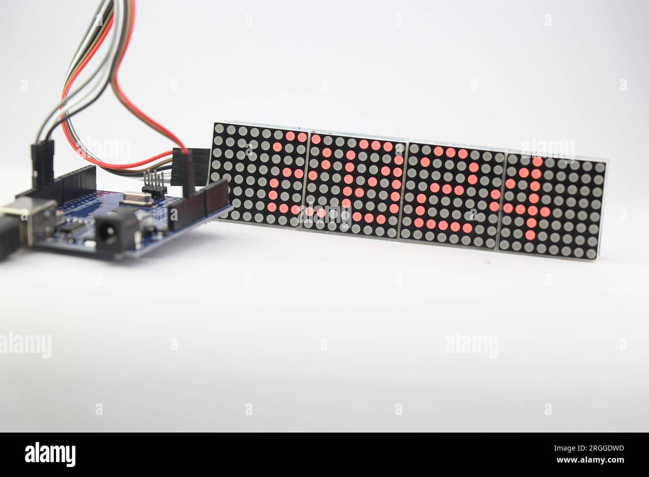 Progetto display a matrice di punti a LED con visualizzazione a 2024 in casa utilizzando microcontrollore e ponticelli Foto Stock