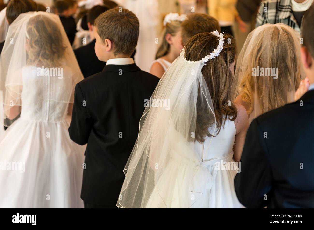 Cerimonia della prima Comunione cattolica. Foto Stock