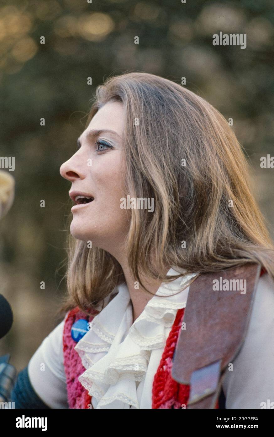 judy Collins è una cantautrice e musicista statunitense con una carriera che si estende per sette decenni. Regista documentarista nominata all'Academy Award e artista di registrazione vincitrice del Grammy Award, è nota per i suoi gusti eclettici nel materiale che registra (che include musica folk, country, show tunes, musica pop, rock and roll e standard), per il suo attivismo sociale e per la chiarezza della sua voce. La sua discografia è composta da 36 album in studio, nove album dal vivo, numerose compilation, quattro album natalizi e 21 singoli. Foto di Bernard Gotfryd Foto Stock