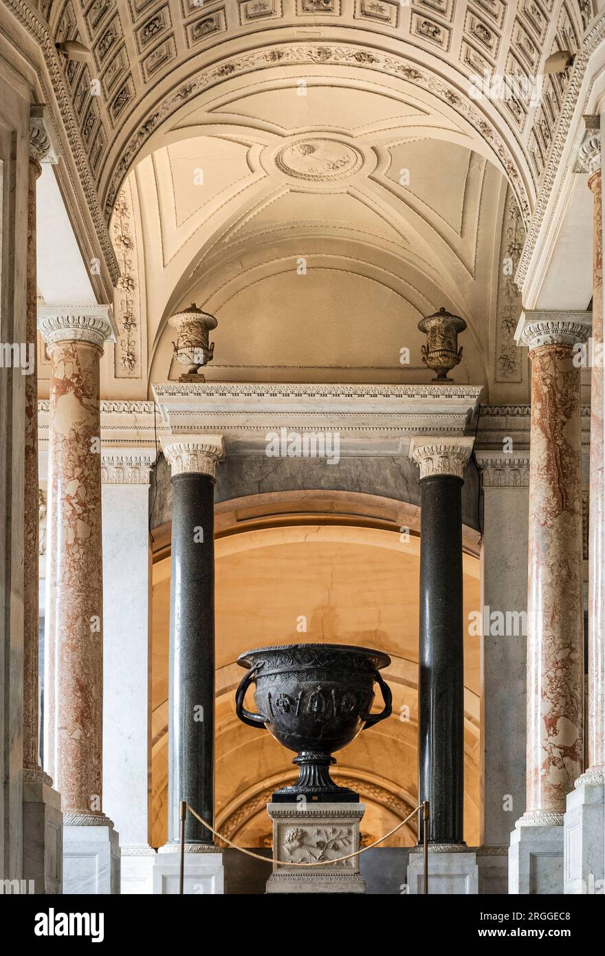 Enorme vaso di urna nera in mostra nei Musei Vaticani. Foto Stock