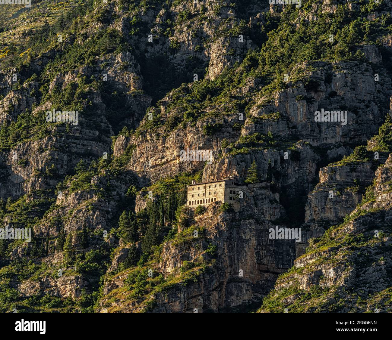 Panorama delle pendici del Monte Morrone e dell'Eremo di Sant'Onofrio fondato da Papa Celestino V. Sulmona, provincia dell'Aquila, Abruzzo, Italia, Foto Stock