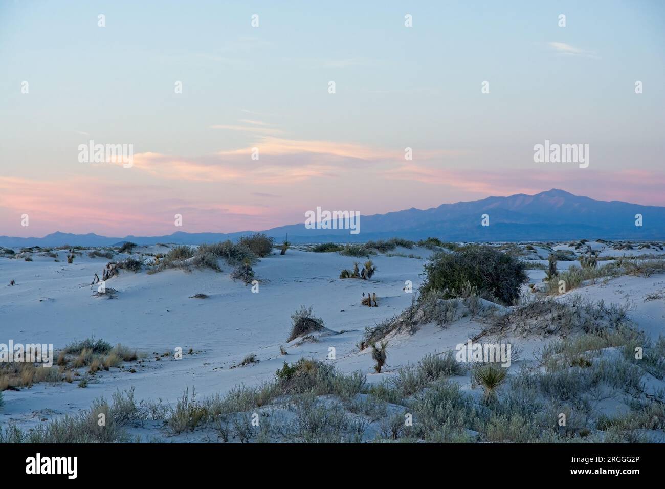 White Sands National Park al tramonto con sabbie di gesso che riflettono i colori del cielo Foto Stock