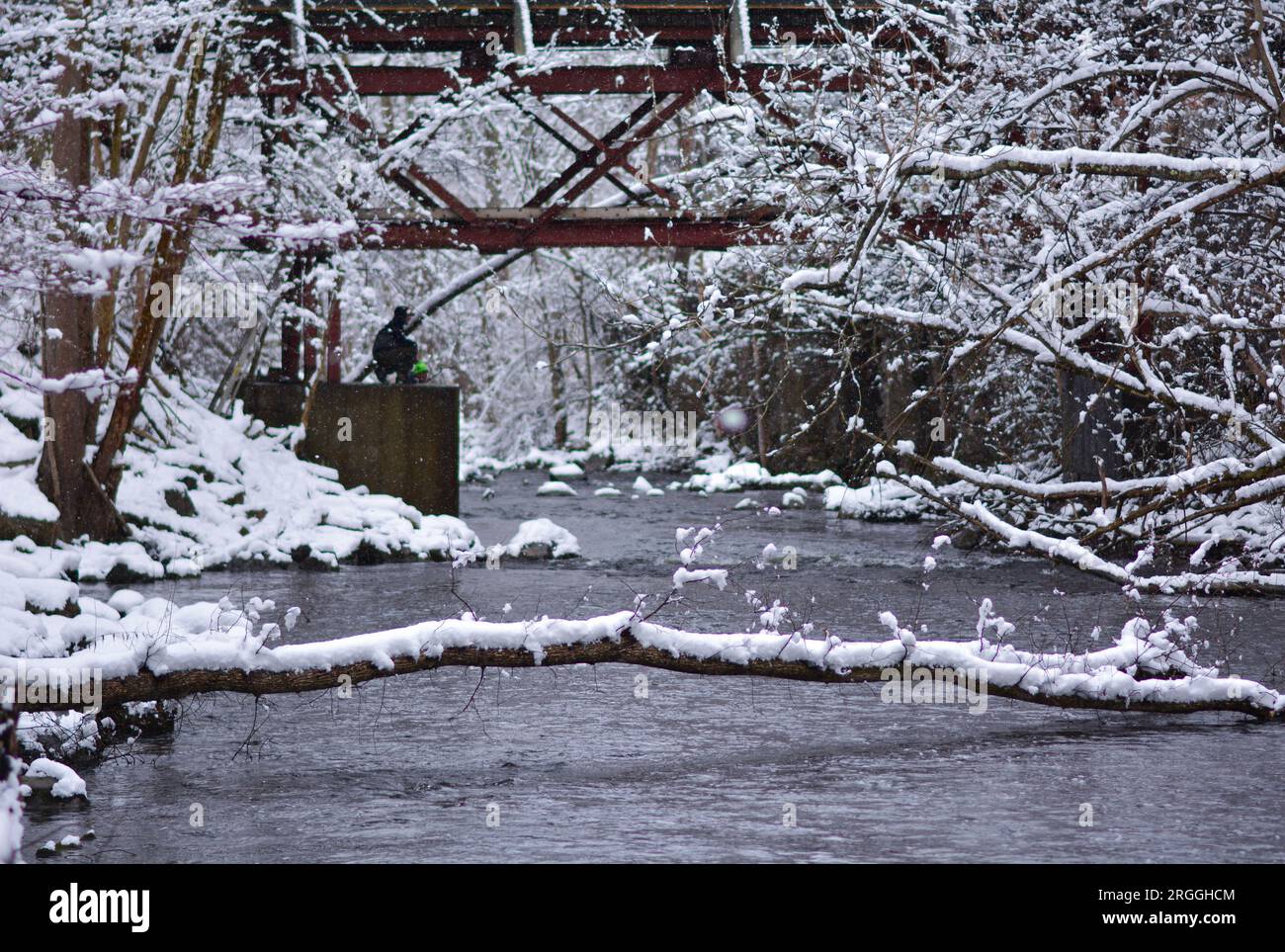 pesca invernale, fiume, neve fresca caduta, copia immagine spazio Foto Stock
