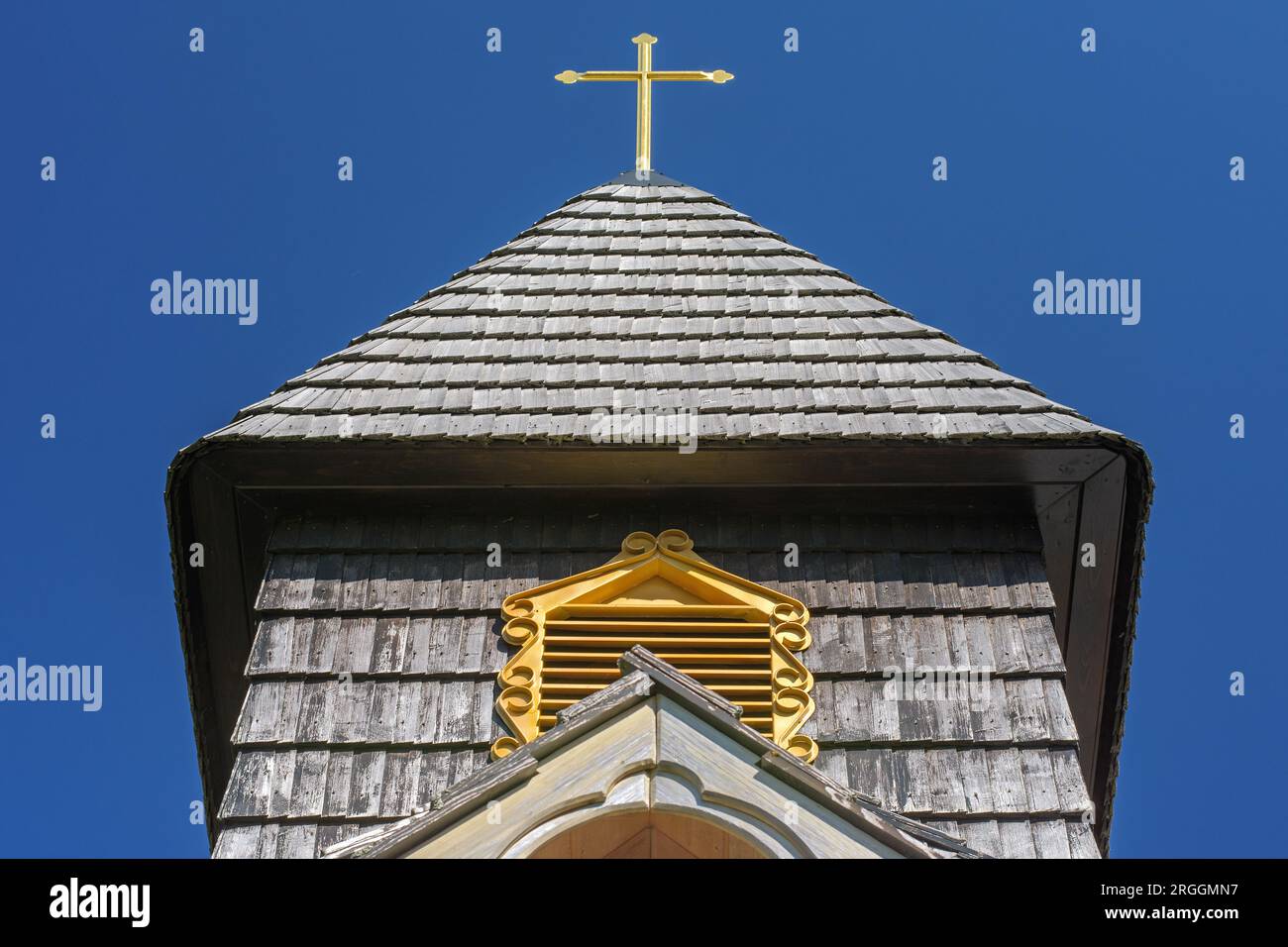 La torre della chiesa in legno di nostra Signora di Fatima nel villaggio di Istebna. Beskids della Slesia, Monti Carpatni. Polonia, Polska. Foto Stock