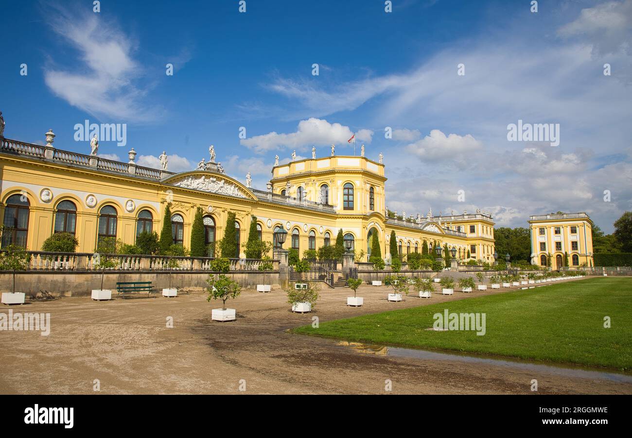 Kassel, Assia, Germania - 30 giugno 2023: Le lunghe gallerie dell'Orangerie un tempo utilizzate come sale festive. Foto Stock