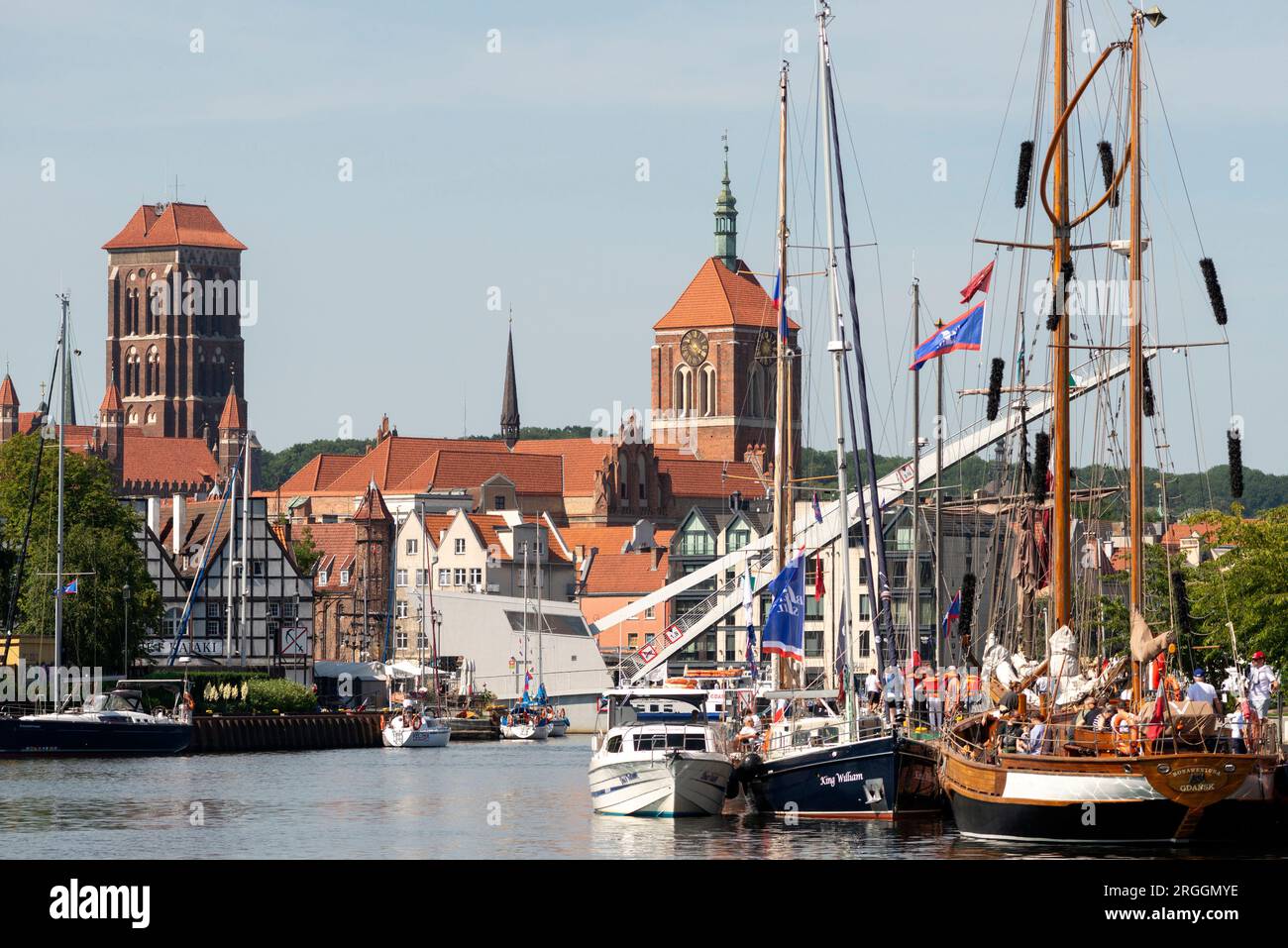 Barche a vela sul fiume Motlawa e vista classica degli edifici lungomare nella città vecchia di Danzica, Polonia, Europa, UE Foto Stock