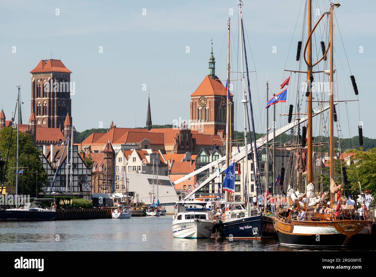Danzica Polonia barche a vela sul fiume Motlawa e vista classica degli edifici lungomare nella città vecchia di Danzica, Polonia, Europa, UE Foto Stock