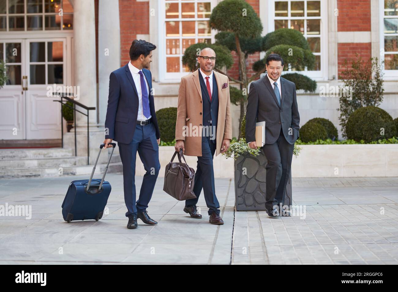 Imprenditori a piedi compresi Foto Stock