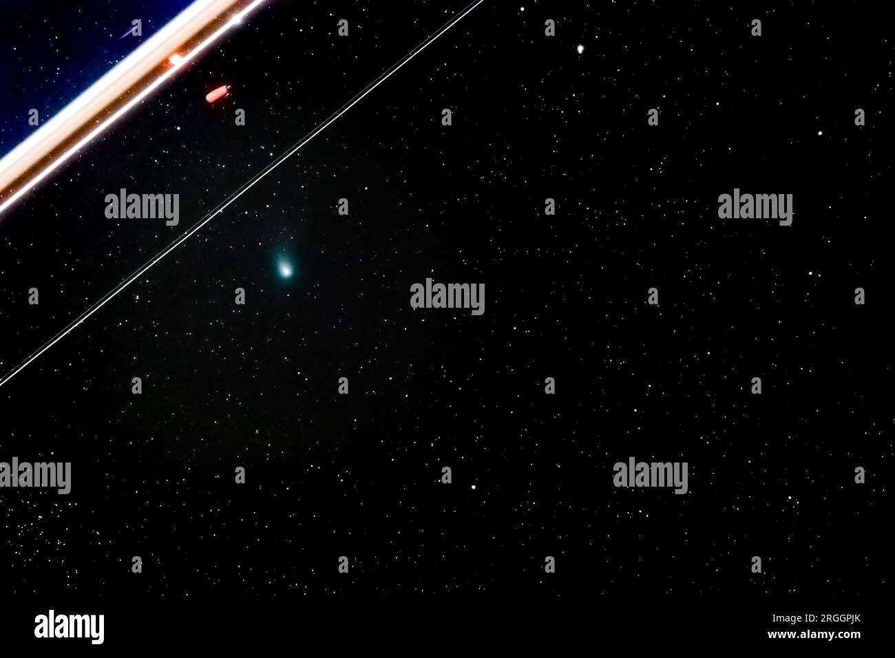 Esposizione a lungo tempo della Cometa Verde C/2022 E3 (ZTF) nel cielo notturno con il tracciante di un aereo a 428 mm il 12 febbraio 2023 vicino a Darmstadt, in Germania Foto Stock