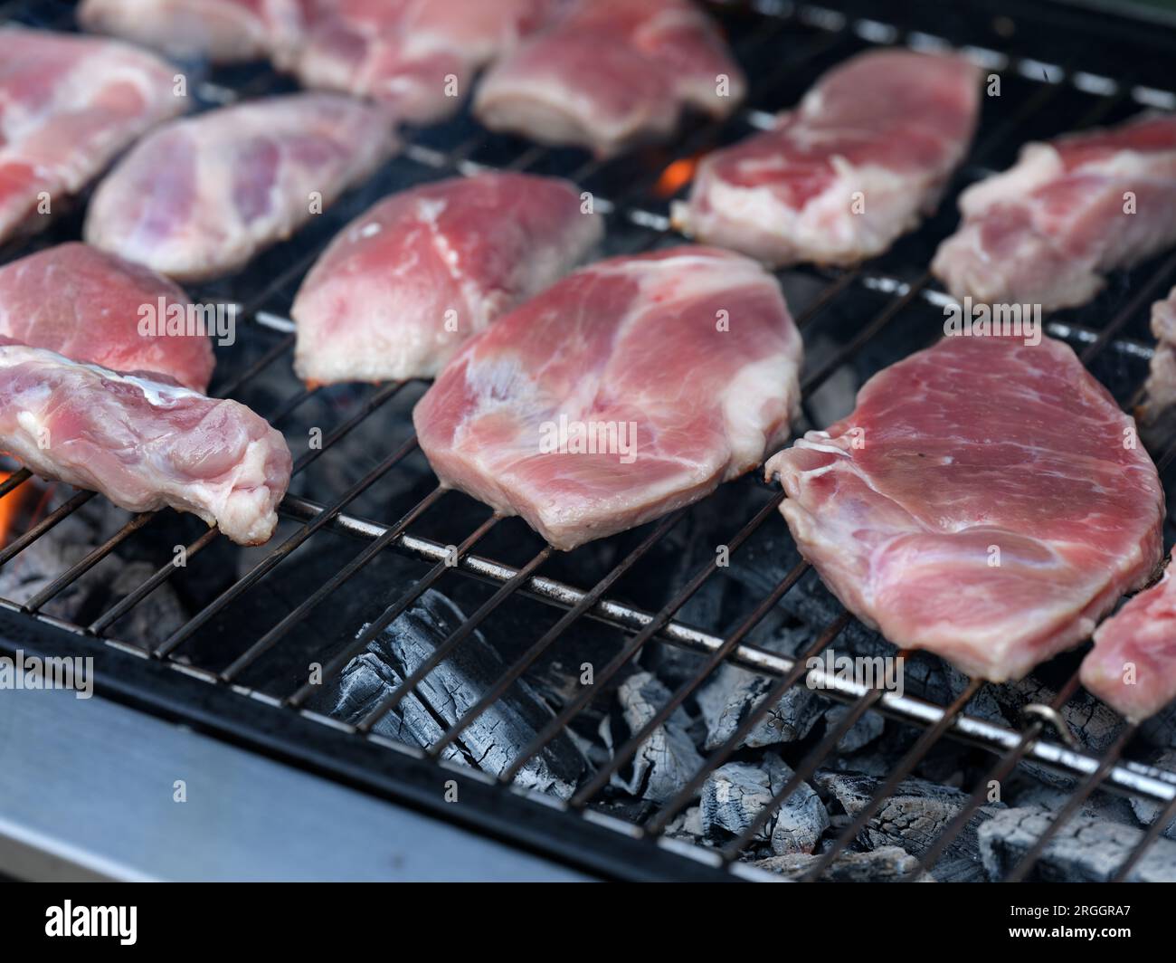 Cucina biologica di carne di maiale su una griglia barbecue. Primo piano. Foto Stock