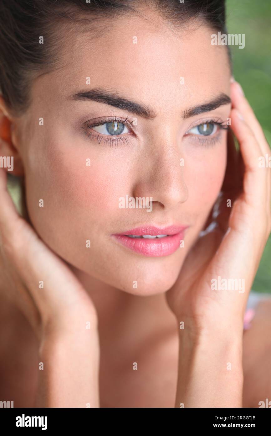 Primo piano ritratto di una donna con uno sguardo contemplativo Foto Stock