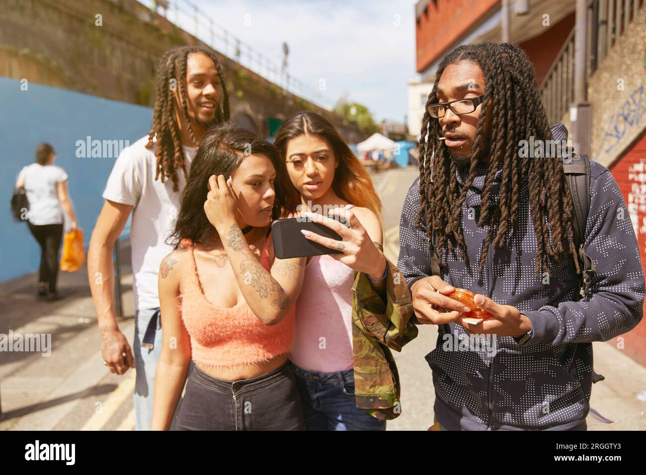 Amici a piedi lungo la strada Foto Stock