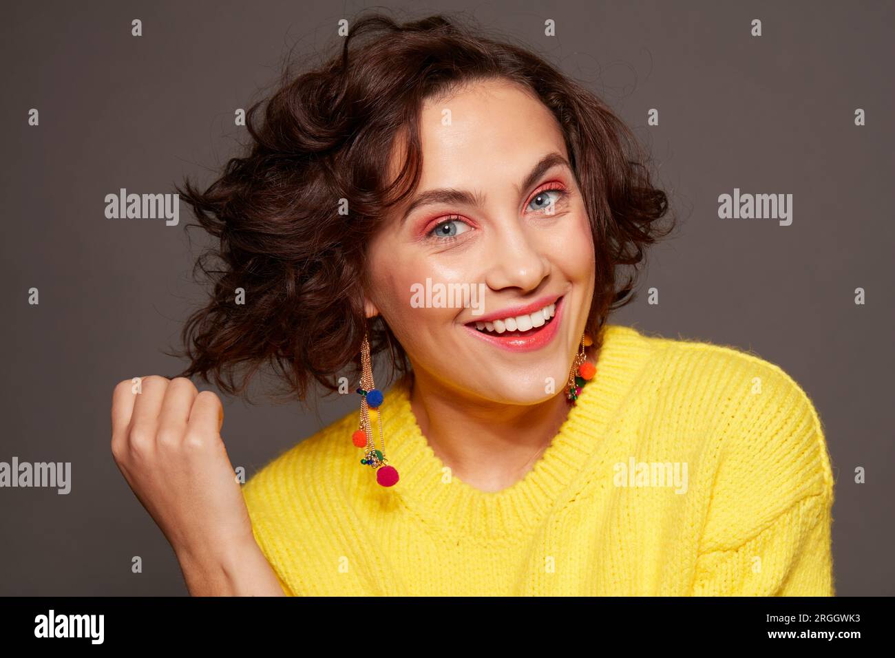 Ritratto di sorridente giovane donna Foto Stock