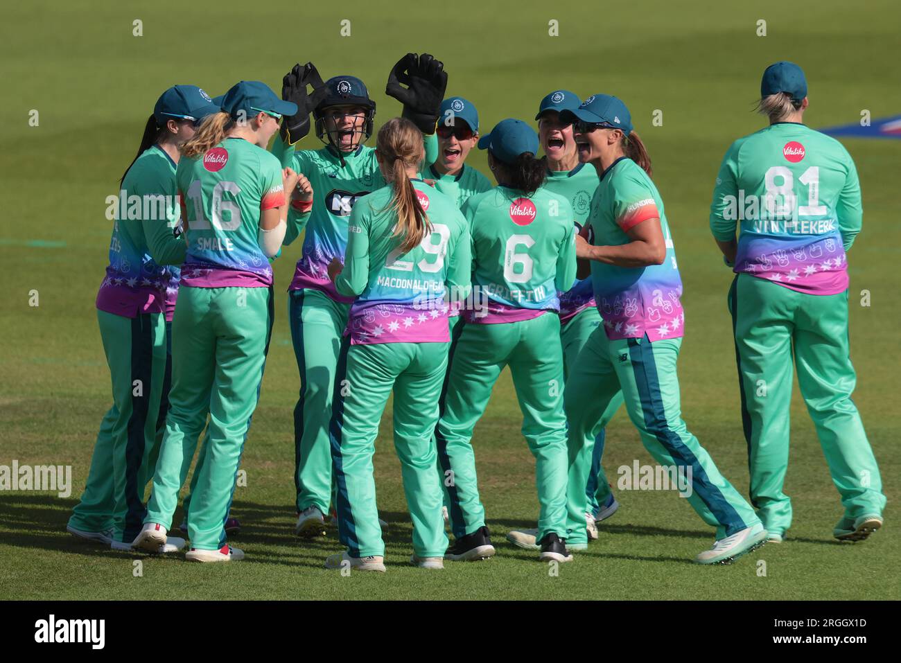 Londra, Regno Unito. 9 agosto 2023. Ryana MacDonald-Gay del bowling Oval Invincibles mentre gli Oval Invincibles affrontano i Manchester Originals nella competizione femminile delle cento al Kia Oval. Credito: David Rowe/Alamy Live News Foto Stock